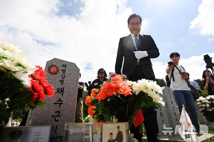 [대전=뉴시스] 강종민 기자 = 이명현 순직해병대원 특별검사를 비롯한 특검팀이 1일 오전 대전 유성구 대전현충원 고 채수근 상병 묘역를 참배한 뒤 둘러보고 있다. (공동취재) 2025.07.01. photo@newsis.com