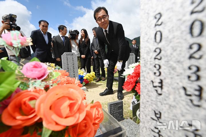 [대전=뉴시스] 강종민 기자 = 이명현 순직해병대원 특별검사를 비롯한 특검팀이 1일 오전 대전 유성구 대전현충원 고 채수근 상병 묘역를 참배한 뒤 묘비를 보고 있다. (공동취재) 2025.07.01. photo@newsis.com