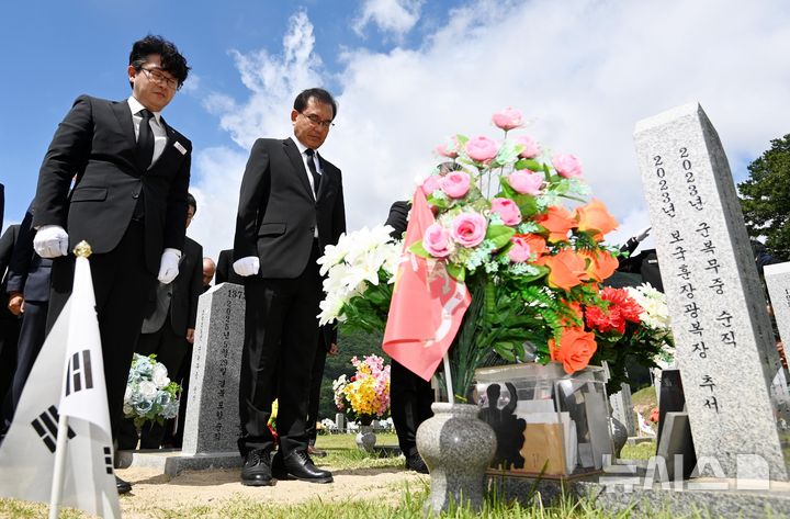 [대전=뉴시스] 강종민 기자 = 이명현 순직해병대원 특별검사를 비롯한 특검팀이 1일 오전 대전 유성구 대전현충원 고 채수근 상병 묘역를 참배하고 있다. (공동취재) 2025.07.01. photo@newsis.com