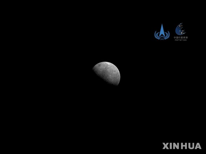 [베이징=신화/뉴시스] 1일 중국 국가항천국(CNSA)은 자국의 소행성 탐사선 ‘톈원(天问) 2호’가 우주에서 촬영한 지구와 달 사진을 공개했다. 톈원 2호가 촬영한 달의 사진. 2025.07.01