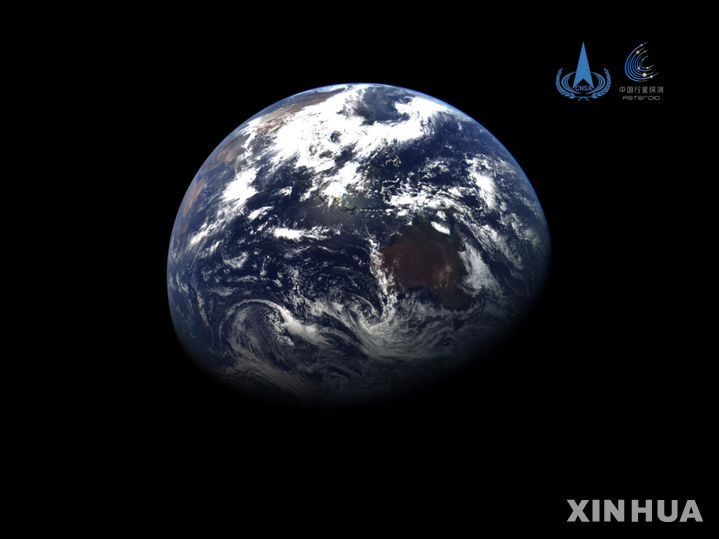 [베이징=신화/뉴시스] 1일 중국 국가항천국(CNSA)은 자국의 소행성 탐사선 ‘톈원(天问) 2호’가 우주에서 촬영한 지구와 달 사진을 공개했다. 톈원 2호가 촬영한 지구의 사진. 2025.07.01