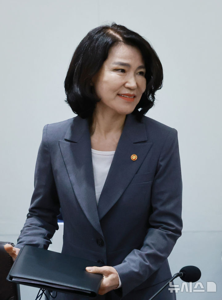 [서울=뉴시스] 고범준 기자 = 이진숙 방송통신위원장이 1일 서울 용산 대통령실 청사에서 열린 국무회의에 입장하고 있다. (대통령실통신사진기자단) 2025.07.01. bjko@newsis.com