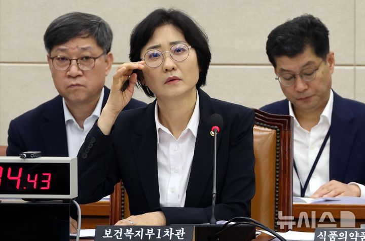 [서울=뉴시스] 조성봉 기자= 이스란 보건복지부 제1차관이 지난 1일 서울 여의도 국회 보건복지위원회 전체회의에 출석해 답변하는 모습. 2025.07.01. suncho21@newsis.com