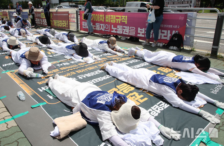 [서울=뉴시스] 김금보 기자 = 전국장애인부모연대 회원들이 7일 서울 여의도 국회 정문 앞에서 발달장애인 관련 예산과 권리 확대를 요구하며 오체투지를 하고 있다. 2025.07.01. kgb@newsis.com