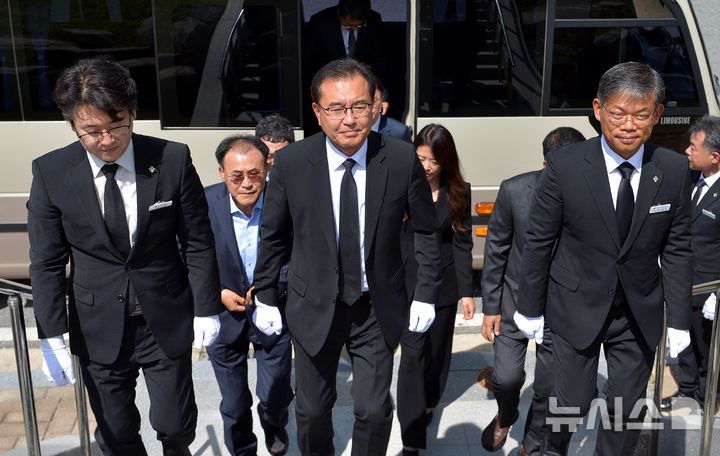 [대전=뉴시스] 강종민 기자 = 순직 해병 수사 외압 사건을 맡은 이명현 특별검사가 1일 대전 국립현충원 채상병 묘역 참배를 위해 이동하고 있다. (공동취재) 2025.07.01. photo@newsis.com