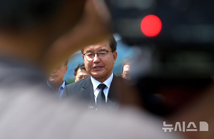 [대전=뉴시스] 강종민 기자 = 순직 해병 수사 외압 사건을 맡은 이명현 특별검사가 1일 대전 국립현충원 채상병 묘역을 참배한 뒤 취재진 질문에 답하고 있다. (공동취재) 2025.07.01. photo@newsis.com