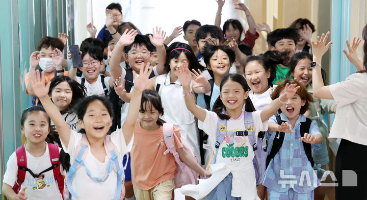  [부산=뉴시스] 하경민 기자 = 1일 부산 기장군 해빛초등학교에서 3학년4반 학생들이 여름방학식을 가진 뒤 환하게 웃으며 귀가하고 있다. 이 학교는 급식 조리실 설비 공사 때문에 예년에 비해 20일 정도 일찍 여름방학에 들어갔다. 2025.07.01. yulnetphoto@newsis.com