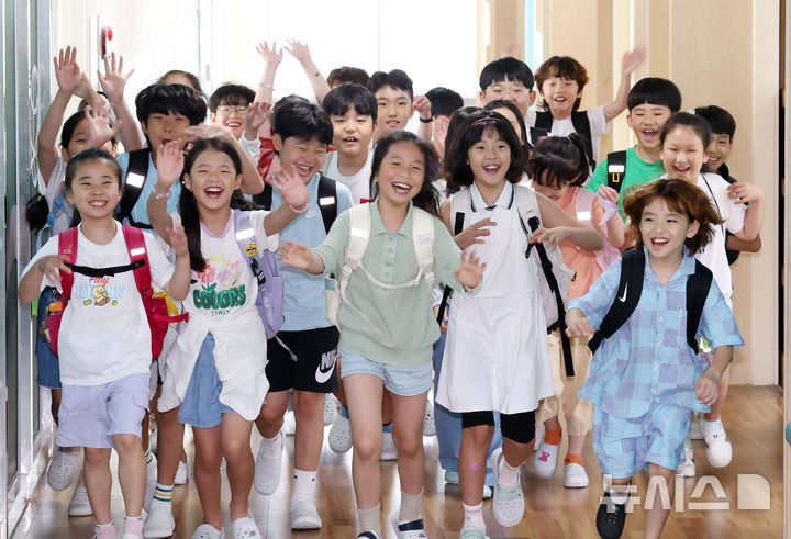  [부산=뉴시스] 하경민 기자 = 1일 부산 기장군 해빛초등학교에서 3학년4반 학생들이 여름방학식을 가진 뒤 환하게 웃으며 귀가하고 있다. 이 학교는 급식 조리실 설비 공사 때문에 예년에 비해 20일 정도 일찍 여름방학에 들어갔다. 2025.07.01. yulnetphoto@newsis.com