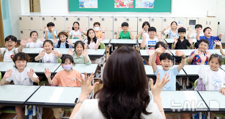  [부산=뉴시스] 하경민 기자 = 1일 부산 기장군 해빛초등학교 3학년4반 교실에서 학생들이 여름방학식을 가진 뒤 담임 교사와 인사하고 있다. 이 학교는 급식 조리실 설비 공사 때문에 예년에 비해 20일 정도 일찍 여름방학에 들어갔다. 2025.07.01. yulnetphoto@newsis.com