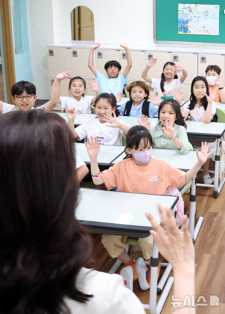  [부산=뉴시스] 하경민 기자 = 1일 부산 기장군 해빛초등학교 3학년4반 교실에서 학생들이 여름방학식을 가진 뒤 담임 교사와 인사하고 있다. 이 학교는 급식 조리실 설비 공사 때문에 예년에 비해 20일 정도 일찍 여름방학에 들어갔다. 2025.07.01. yulnetphoto@newsis.com
