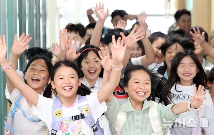  [부산=뉴시스] 하경민 기자 = 1일 부산 기장군 해빛초등학교에서 3학년4반 학생들이 여름방학식을 가진 뒤 환하게 웃으며 귀가하고 있다. 이 학교는 급식 조리실 설비 공사 때문에 예년에 비해 20일 정도 일찍 여름방학에 들어갔다. 2025.07.01. yulnetphoto@newsis.com