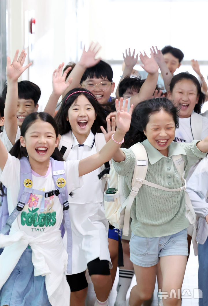  [부산=뉴시스] 하경민 기자 = 1일 부산 기장군 해빛초등학교에서 3학년4반 학생들이 여름방학식을 가진 뒤 환하게 웃으며 귀가하고 있다. 이 학교는 급식 조리실 설비 공사 때문에 예년에 비해 20일 정도 일찍 여름방학에 들어갔다. 2025.07.01. yulnetphoto@newsis.com