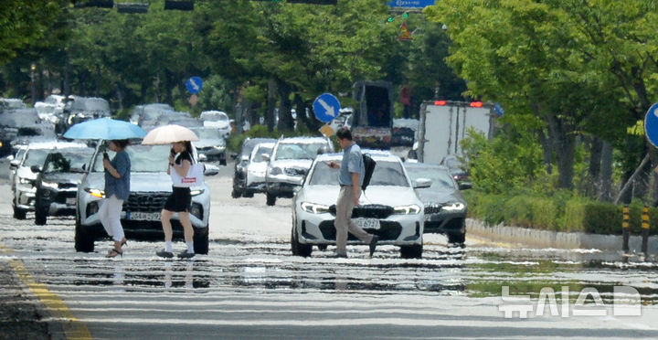 [전주=뉴시스] 김얼 기자 = 연일 무더위가 기승을 부리고 있는 1일 전북 전주시 완산구 효자로에 아지랑이가 피어오르고 있다. 2025.07.01. pmkeul@newsis.com