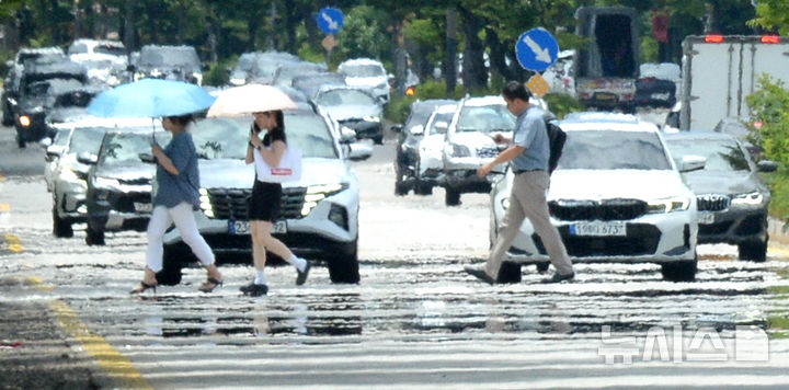 [전주=뉴시스] 김얼 기자 = 연일 무더위가 기승을 부리고 있는 1일 전북 전주시 완산구 효자로에 아지랑이가 피어오르고 있다. 2025.07.01. pmkeul@newsis.com