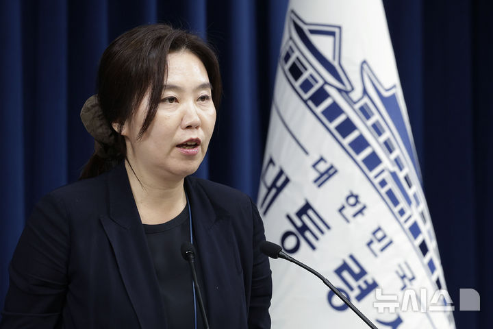 [서울=뉴시스] 최동준 기자 = 강유정 대변인이 1일 서울 용산구 대통령실 청사에서 국무회의 관련 브리핑을 하고 있다. 2025.07.01. photocdj@newsis.com