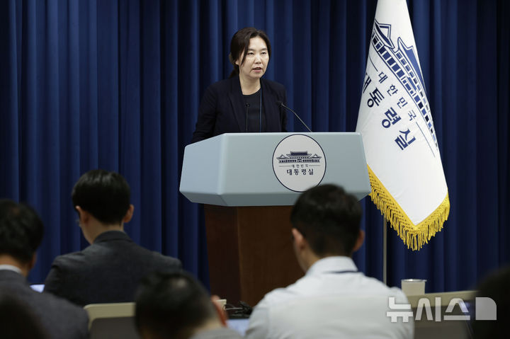 [서울=뉴시스] 최동준 기자 = 강유정 대변인이 1일 서울 용산구 대통령실 청사에서 국무회의 관련 브리핑을 하고 있다. 2025.07.01. photocdj@newsis.com