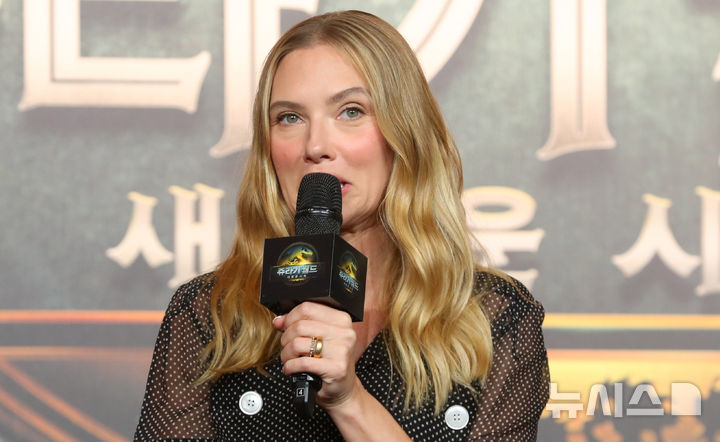 [서울=뉴시스] 김혜진 기자 = 배우 스칼렛 요한슨이 1일 오후 서울 종로구 포시즌스 호텔에서 열린 영화 '쥬라기 월드: 새로운 시작' 내한 기자간담회에서 인사말을 하고 있다. 2025.07.01. jini@newsis.com