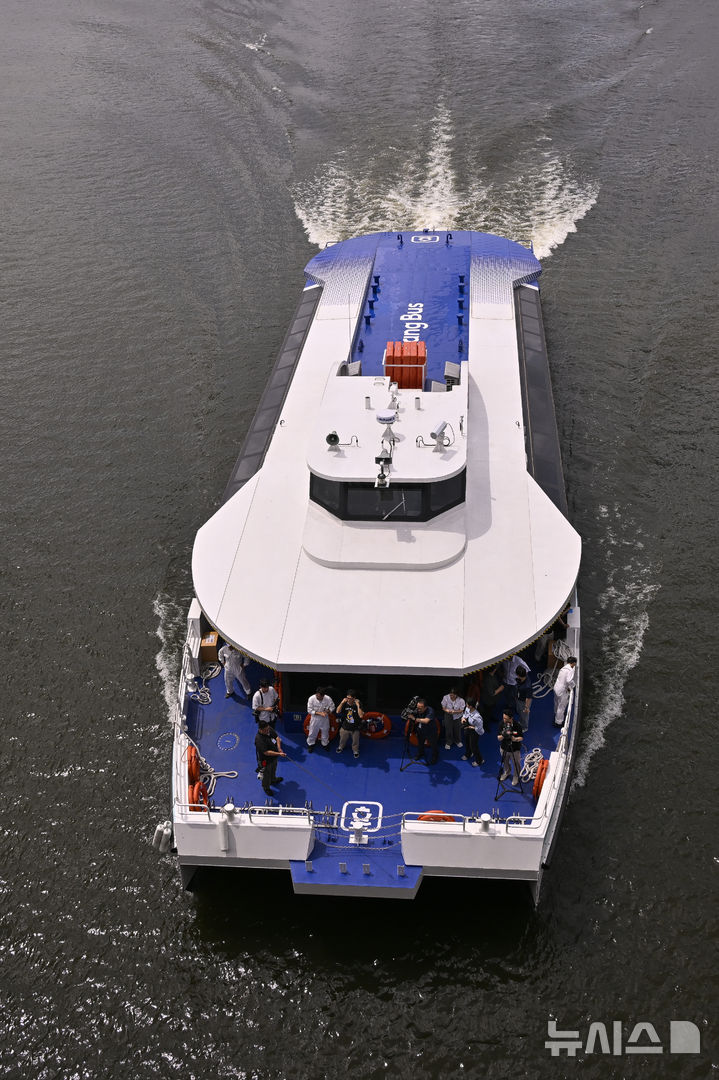 [서울=뉴시스] 김선웅 기자 = 한강버스 시민체험 운항 및 프레스투어가 열린 1일 서울 영등포구 노들섬 인근 한강에서 한강버스가 운항하고 있다. (공동취재) 2025.07.01. photo@newsis.com