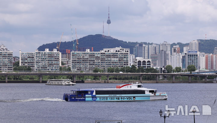 [서울=뉴시스] 김선웅 기자 = 한강버스 시민체험 운항 및 프레스투어가 열린 1일 서울 영등포구 노들섬 인근 한강에서 한강버스가 운항하고 있다. (공동취재) 2025.07.01. photo@newsis.com