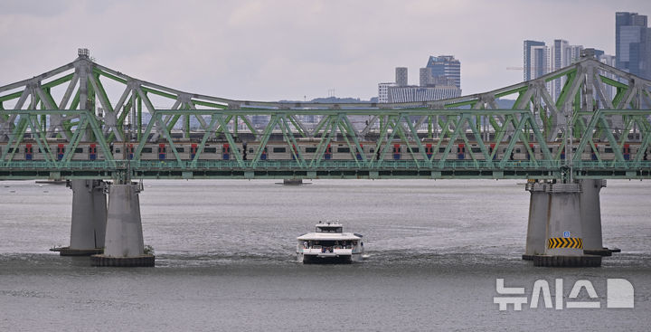 [서울=뉴시스] 김선웅 기자 = 한강버스 시민체험 운항 및 프레스투어가 열린 1일 서울 영등포구 노들섬 인근 한강에서 한강버스가 운항하고 있다. (공동취재) 2025.07.01. photo@newsis.com