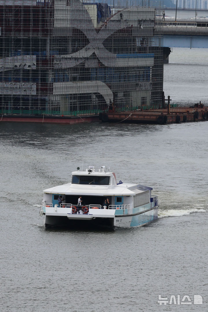 [서울=뉴시스] 김선웅 기자 = 한강버스 시민체험 운항 및 프레스투어가 열린 1일 서울 영등포구 노들섬 인근 한강에서 한강버스가 운항하고 있다. (공동취재) 2025.07.01. photo@newsis.com