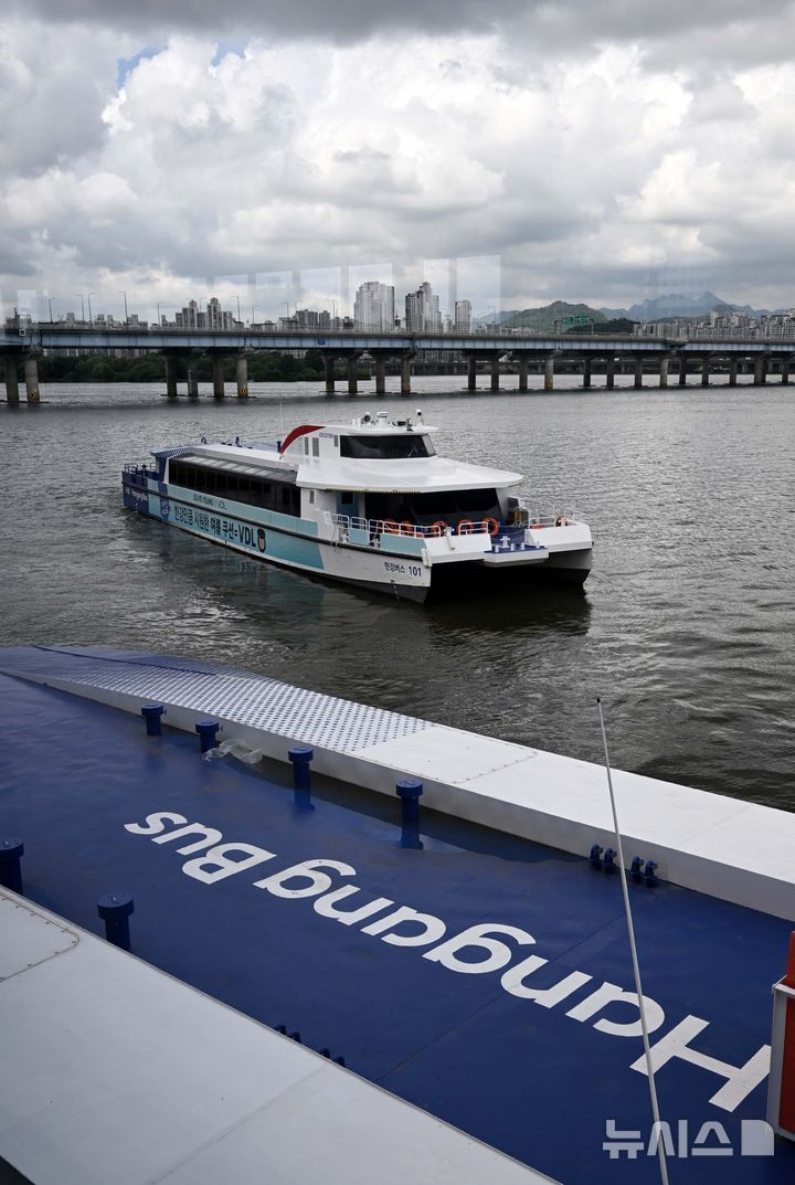 [서울=뉴시스] 김선웅 기자 = 한강버스 시민체험 운항 및 프레스투어가 열린 1일 서울 영등포구 여의도 선착장을 출발해 잠실 선착장을 향하고 있다. (공동취재) 2025.07.01. photo@newsis.com