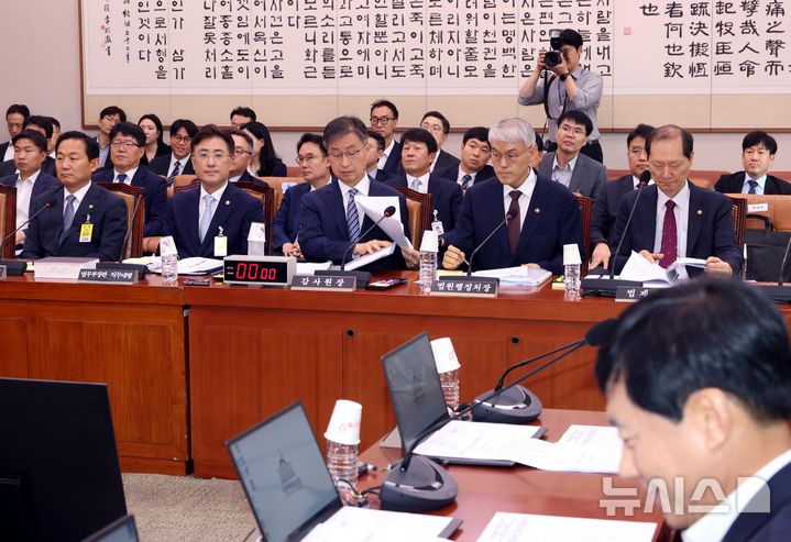 [서울=뉴시스] 조성봉 기자= 이두희(왼쪽부터) 국방부 장관 직무대행, 이진수 법무부 장관 직무대행, 최재해 감사원장, 천대엽 법원행정처장, 이완규 법제처장이 1일 오후 서울 여의도 국회에서 열린 법제사법위원회 전체회의에서 자료를 살펴보고 있다. 2025.07.01. suncho21@newsis.com