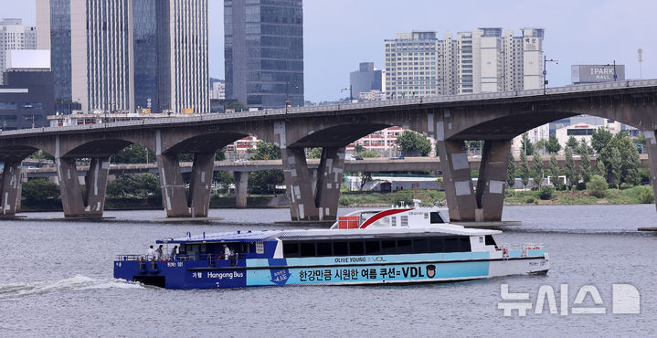 [서울=뉴시스] 김선웅 기자 = 한강버스 시민체험 운항 및 프레스투어가 열린 1일 서울 여의도 선착장을 떠난 한강버스가 뚝섬 선착장으로 향하고 있다. (공동취재) 2025.07.01. photo@newsis.com