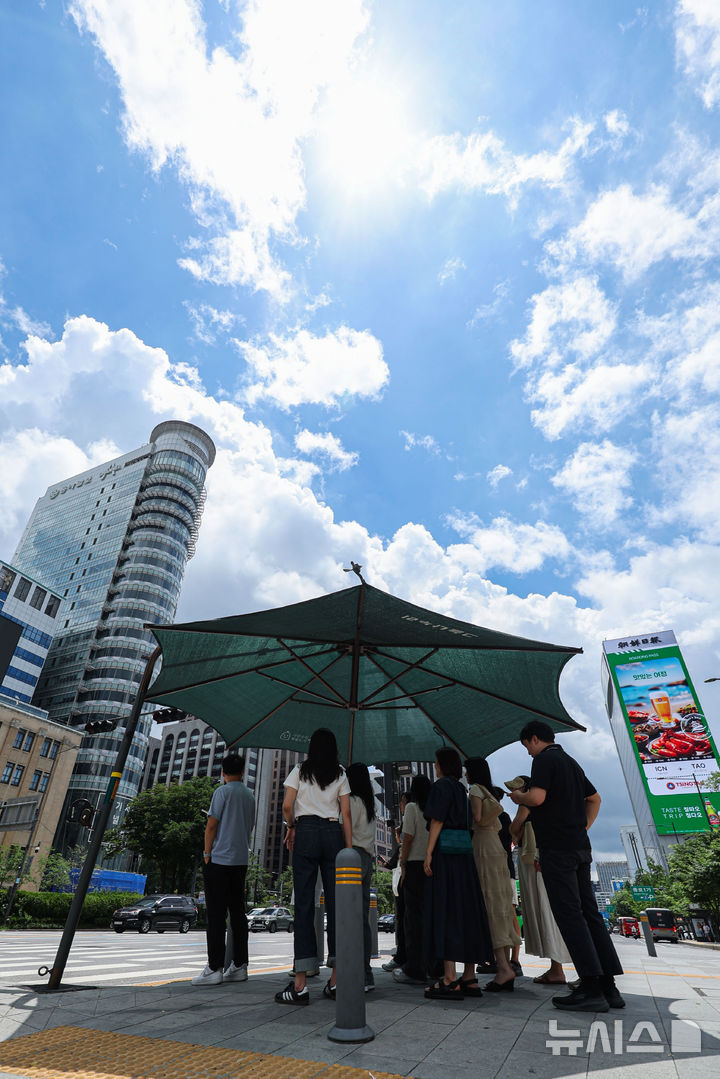 [서울=뉴시스] 권창회 기자 = 서울지역에 이틀째 폭염주의보가 지속중인 1일 서울 종로구 광화문광장 인근에서 시민들이 더위를 피해 그늘에서 신호대기를 하고 있다. 2025.07.01. kch0523@newsis.com