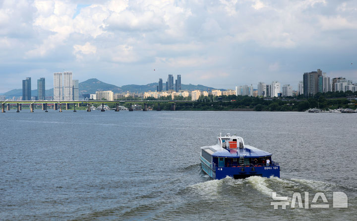 [서울=뉴시스] 김선웅 기자 = 시범 운항을 시작한 한강버스가 1일 서울 한강 반포대교 인근을 지나고 있다.한강버스는 서울시가 처음 도입하는 친환경 수상 대중교통 수단으로 마곡-망원-여의도-옥수-압구정-뚝섬-잠실 7개 선착장(마곡-여의도-잠실 급행 노선 병행 운영), 약 31.5km를 운항하며 9월 정식 운영될 예정이다. 2025.07.01. mangusta@newsis.com
