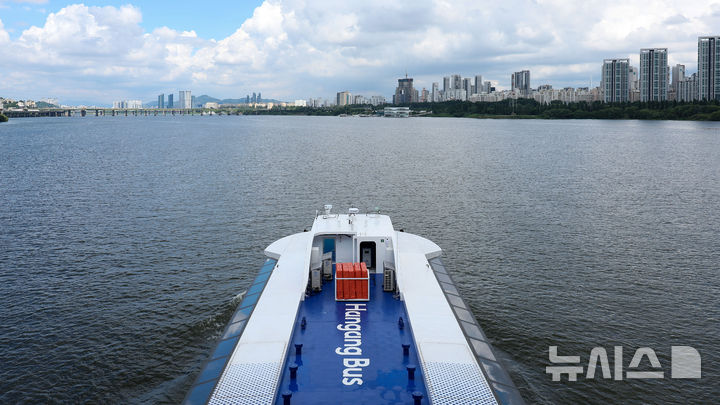 [서울=뉴시스] 김선웅 기자 = 시범 운항을 시작한 한강버스가 1일 서울 한강 반포대교 인근을 지나고 있다.한강버스는 서울시가 처음 도입하는 친환경 수상 대중교통 수단으로 마곡-망원-여의도-옥수-압구정-뚝섬-잠실 7개 선착장(마곡-여의도-잠실 급행 노선 병행 운영), 약 31.5km를 운항하며 9월 정식 운영될 예정이다. 2025.07.01. mangusta@newsis.com