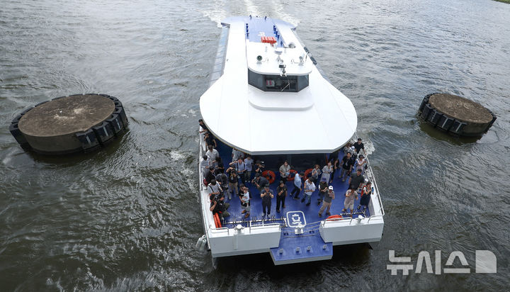 [서울=뉴시스] 김선웅 기자 = 시범 운항을 시작한 한강버스가 1일 서울 한강 반포대교 인근을 지나고 있다.한강버스는 서울시가 처음 도입하는 친환경 수상 대중교통 수단으로 마곡-망원-여의도-옥수-압구정-뚝섬-잠실 7개 선착장(마곡-여의도-잠실 급행 노선 병행 운영), 약 31.5km를 운항하며 9월 정식 운영될 예정이다. 2025.07.01. mangusta@newsis.com