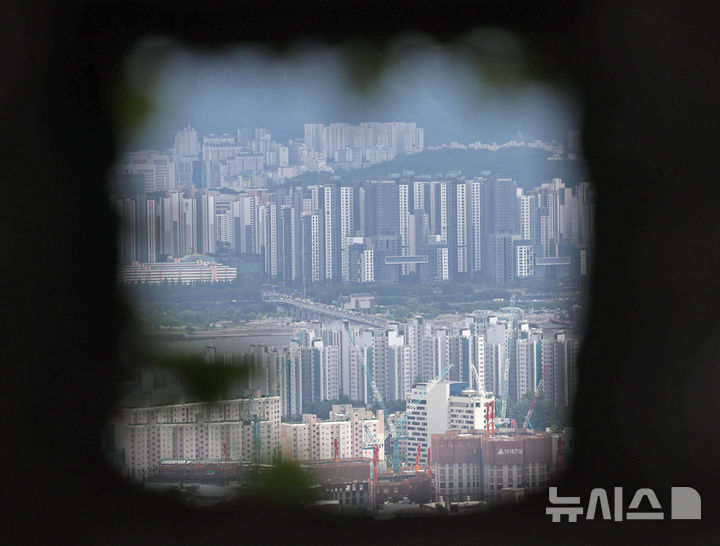 [서울=뉴시스] 조성우 기자 = 서울 남산에서 아파트 단지가 내려다 보이고 있다.2025.07.01. xconfind@newsis.com