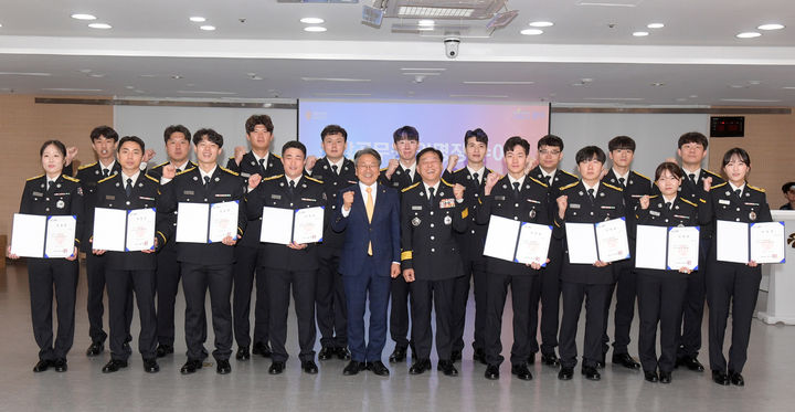 [광주=뉴시스] 광주시 소방공무원 임명장 수여. (사진=광주시청 제공). photo@newsis.com *재판매 및 DB 금지