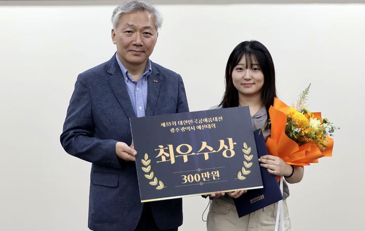 [광주=뉴시스] 광주디자인진흥원 '제55회 대한민국 공예품대전 광주 예선대회' 시상. (사진=광주디자인진흥원 제공). photo@newsis.com *재판매 및 DB 금지