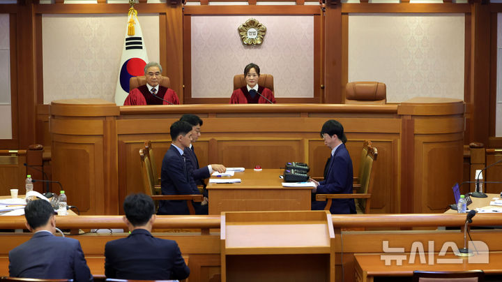 [서울=뉴시스] 홍효식 기자 = 정정미(오른쪽), 조한창 헌법재판관이 1일 오후 서울 종로구 헌법재판소 소심판정에서 열린 조지호 경찰청장 탄핵심판 변론준비기일에 참석해 있다. 2025.07.01. yesphoto@newsis.com