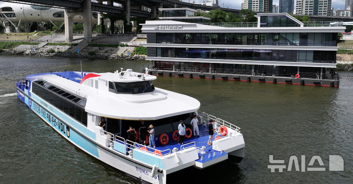 [서울=뉴시스] 김선웅 기자 = 시범 운항을 시작한 한강버스가 1일 서울 한강 잠실 선착장을 향해 운항하고 있다.한강버스는 서울시가 처음 도입하는 친환경 수상 대중교통 수단으로 마곡-망원-여의도-옥수-압구정-뚝섬-잠실 7개 선착장(마곡-여의도-잠실 급행 노선 병행 운영), 약 31.5km를 운항하며 9월 정식 운영될 예정이다. (공동취재) 2025.07.01. photo@newsis.com