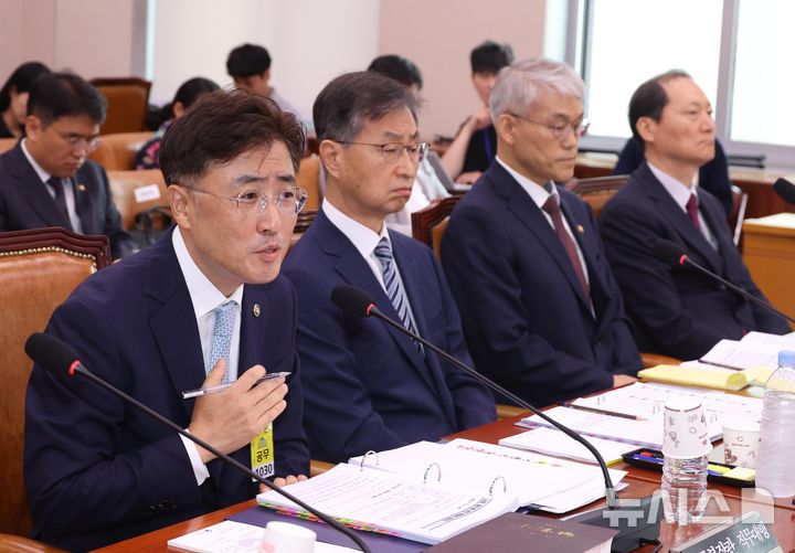 [서울=뉴시스] 조성봉 기자= 이진수 법무부 장관 직무대행이 1일 오후 서울 여의도 국회에서 열린 법제사법위원회 전체회의에서 의원의 질의에 답변하고 있다. 왼쪽부터 이 장관 직무대행, 최재해 감사원장, 천대엽 법원행정처장, 이완규 법제처장. 2025.07.01. suncho21@newsis.com