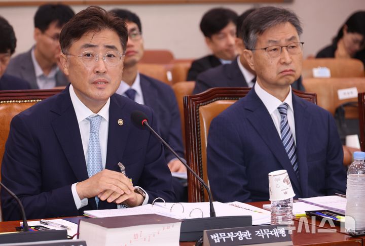 [서울=뉴시스] 조성봉 기자= 이진수 신임 법무부 차관 겸 장관 직무대행이 1일 수사·기소를 분리하는 내용의 검찰청법 개정안에 대해 "수사와 기소 분리의 방향으로 가야 된다는 점에 대해 공감한다"는 입장을 밝혔다. 사진은 이진수 법무부 장관 직무대행이 1일 오후 서울 여의도 국회에서 열린 법제사법위원회 전체회의에서 의원의 질의에 답변하는 모습.오른쪽은 최재해 감사원장. 2025.07.01. suncho21@newsis.com