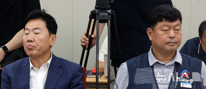 [세종=뉴시스] 강종민 기자 = 지난 1일 세종시 정부세종청사에서 열린 최저임금위 8차 전원회의에서 류기정 사용자 위원과 류기섭 근로자 위원의 시선이 엇갈리고 있다. 2024.07.01. ppkjm@newsis.com