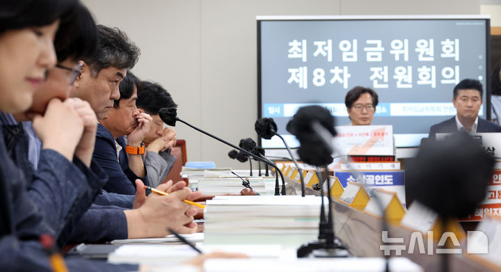 [세종=뉴시스] 강종민 기자 = 이인재 최저임금위원장이 1일 세종시 정부세종청사에서 열린 최저임금위 전원회의에서 노사 위원들의 주장을 듣고 있다. 2024.07.01. ppkjm@newsis.com