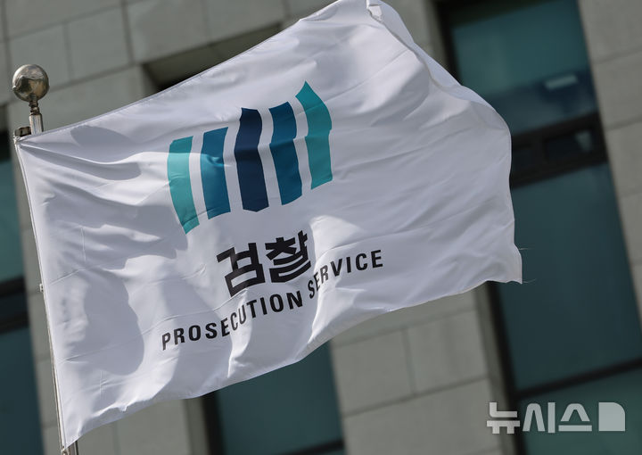 [서울=뉴시스] 황준선 기자 = 대장동 사건 항소 포기를 두고 검찰 안팎에서 논란이 계속되는 가운데, 조직 내부에선 거센 반발이 이어지고 있다. 검찰총장 직무대행과 서울중앙지검장은 엇갈린 입장을 내놨다. 2025.07.01. hwang@newsis.com