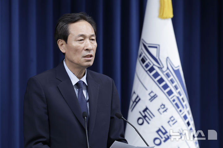 [서울=뉴시스] 최동준 기자 = 우상호 정무수석이 1일 서울 용산구 대통령실 청사에서 오는 3일 이재명 대통령과 국회 비교섭단체 5당 지도부 회동 관련 브리핑을 하고 있다. 2025.07.01. photocdj@newsis.com
