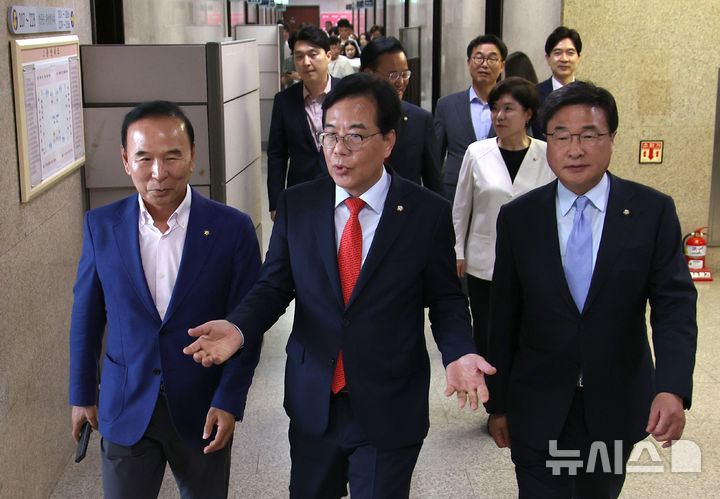 [서울=뉴시스] 김금보 기자 = 송언석 국민의힘 비상대책위원장 겸 원내대표가 1일 오후 서울 여의도 국회에서 열린 비공개 비대위회의에 참석하고 있다. 왼쪽부터 박덕흠 비대위원, 송언석 비대위원장, 김대식 비대위원. 2025.07.01. kgb@newsis.com