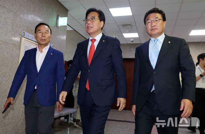 [서울=뉴시스] 조성봉 기자= 송언석 국민의힘 비상대책위원장 겸 원내대표가 1일 오후 서울 여의도 국회에서 열린 비공개 비대위회의에 참석하고 있다. 왼쪽부터 박덕흠 비대위원, 송 비대위원장, 김대식 비대위원. 2025.07.01. suncho21@newsis.com