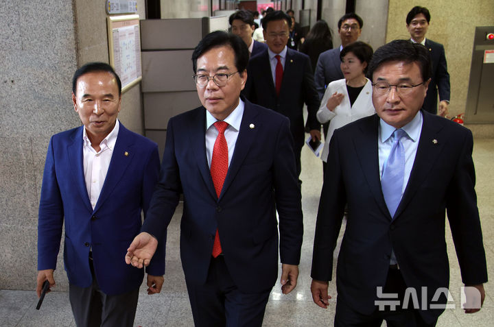 [서울=뉴시스] 김금보 기자 = 송언석 국민의힘 비상대책위원장 겸 원내대표가 1일 오후 서울 여의도 국회에서 열린 비공개 비대위회의에 참석하고 있다. 왼쪽부터 박덕흠 비대위원, 송언석 비대위원장, 김대식 비대위원. 2025.07.01. kgb@newsis.com
