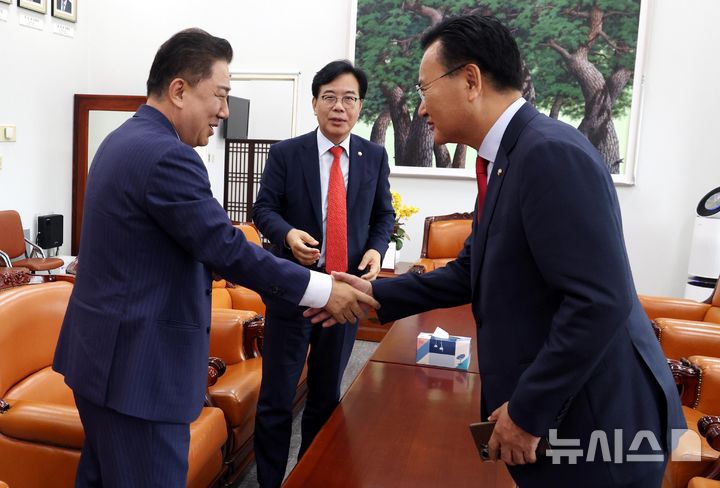 [서울=뉴시스] 조성봉 기자= 김병기 더불어민주당 당대표 직무대행 겸 원내대표와 송언석 국민의힘 비상대책위원장 겸 원내대표, 유상범 원내운영수석부대표가 1일 오후 서울 여의도 국회에서 추경안 관련 비공개 회동을 하고 있다. 2025.07.01. suncho21@newsis.com