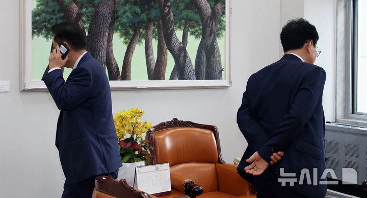 [서울=뉴시스] 김금보 기자 = 김병기(왼쪽) 더불어민주당 당대표 직무대행 겸 원내대표와 송언석 국민의힘 비상대책위원장 겸 원내대표가 1일 서울 여의도 국회에서 추경안 관련 비공개 회동을 하고 있다. 2025.07.01. kgb@newsis.com