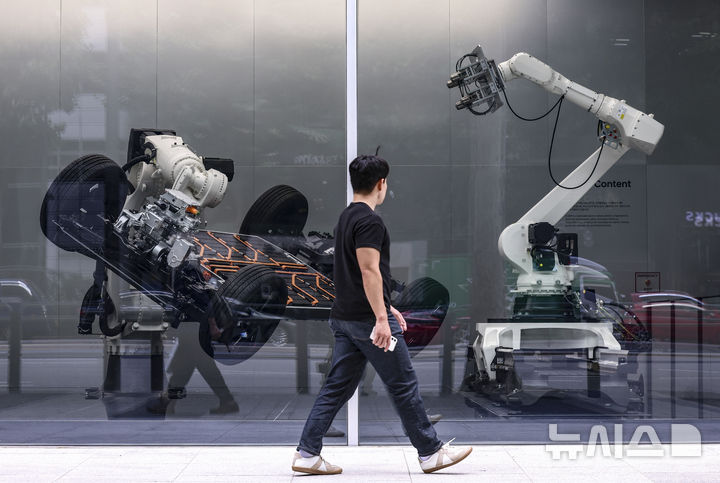 [서울=뉴시스] 김근수 기자 = 지난 7월1일 서울 강남구 현대자동차·기아 UX 스튜디오 앞으로 한 시민이 지나가고 있다. 2025.07.02. ks@newsis.com