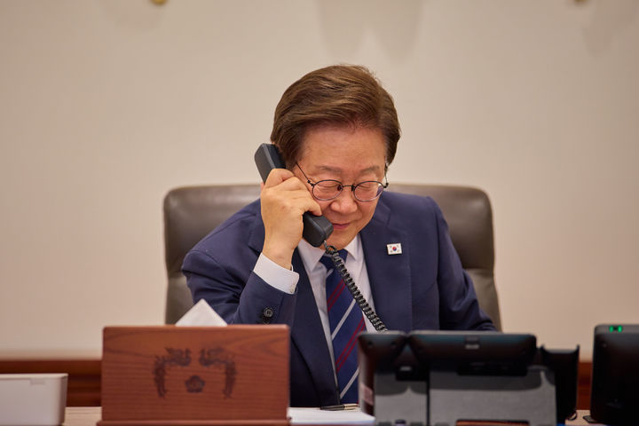 [서울=뉴시스] 이재명 대통령이 1일 서울 용산구 대통령실 청사 집무실에서 크리스토퍼 럭슨 뉴질랜드 총리와 통화를 하고 있다. (사진=대통령실 제공) 2025.07.01. photo@newsis.com *재판매 및 DB 금지